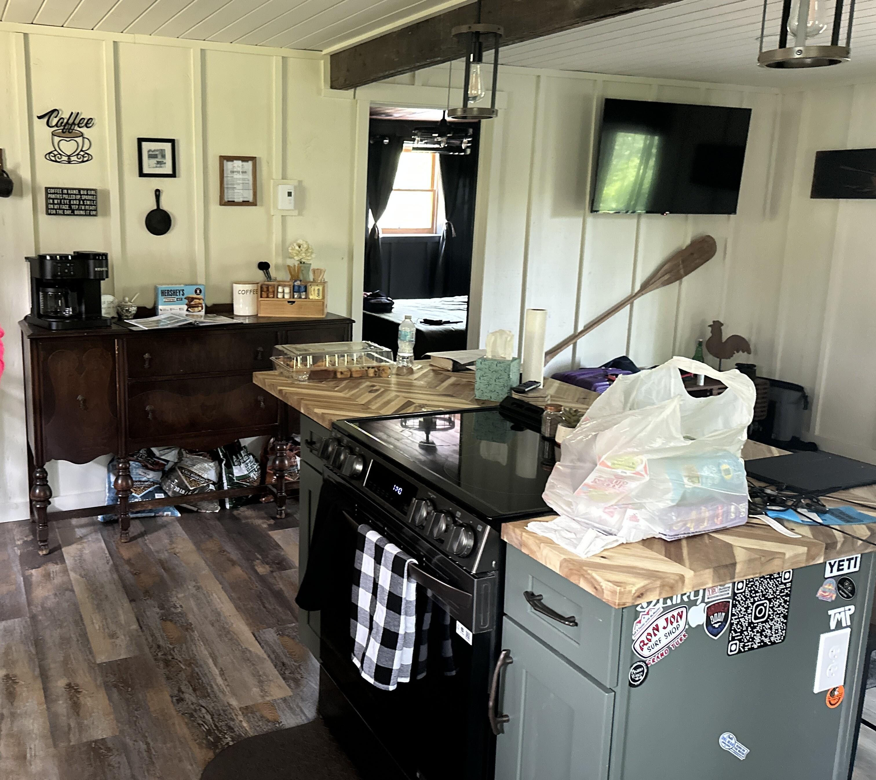 Entry into a beautifully done remodel - a touch of openness to anyone's getaway...sorry for the untidy in the pics - not part of the cabin, haha!💜