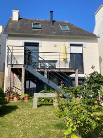 Blick aus dem Garten zum Haus