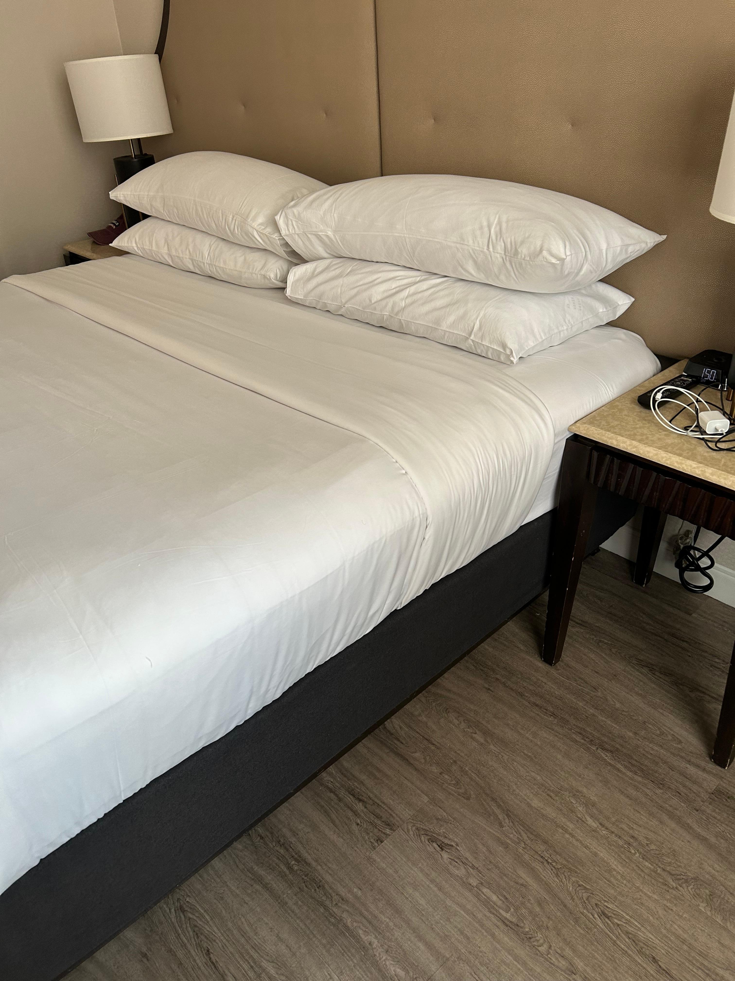King size bed, clean and comfortable 