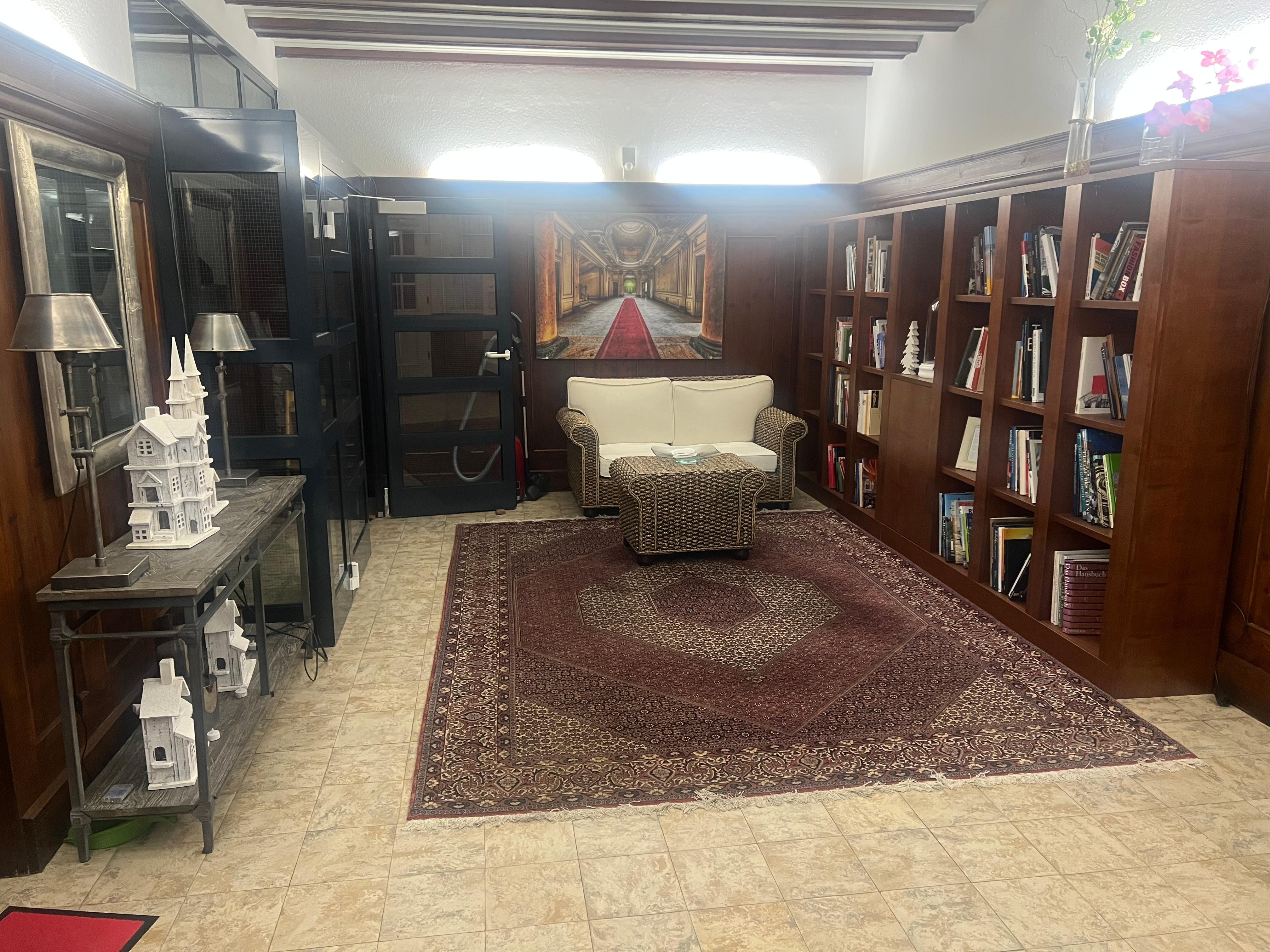 Eingangshalle mit Bibliothek 