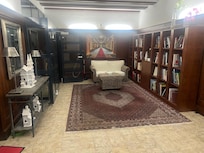 Eingangshalle mit Bibliothek