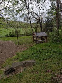 The fire pit and picnic table, amazing views!