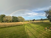 Blick vom Gartenhaus über die Streuobstwiese
