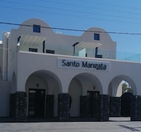 Hotelli kadulta päin näyttää siistiltä.