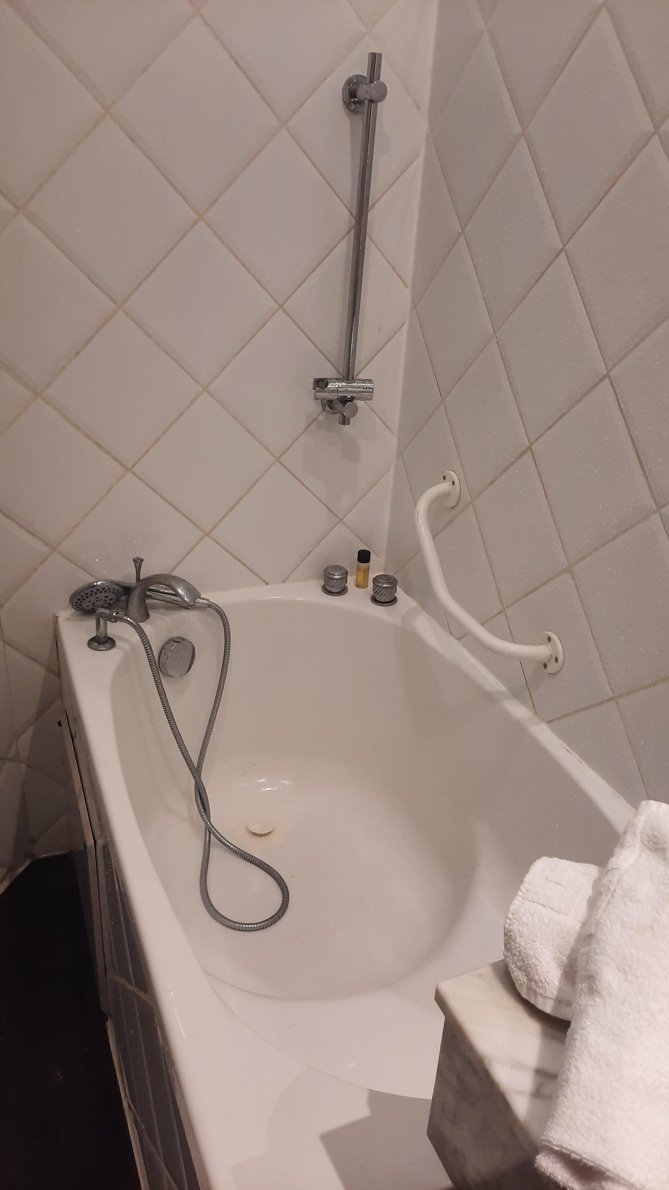 Die Sitzbadewanne (fotografiert mit Weitwinkel)