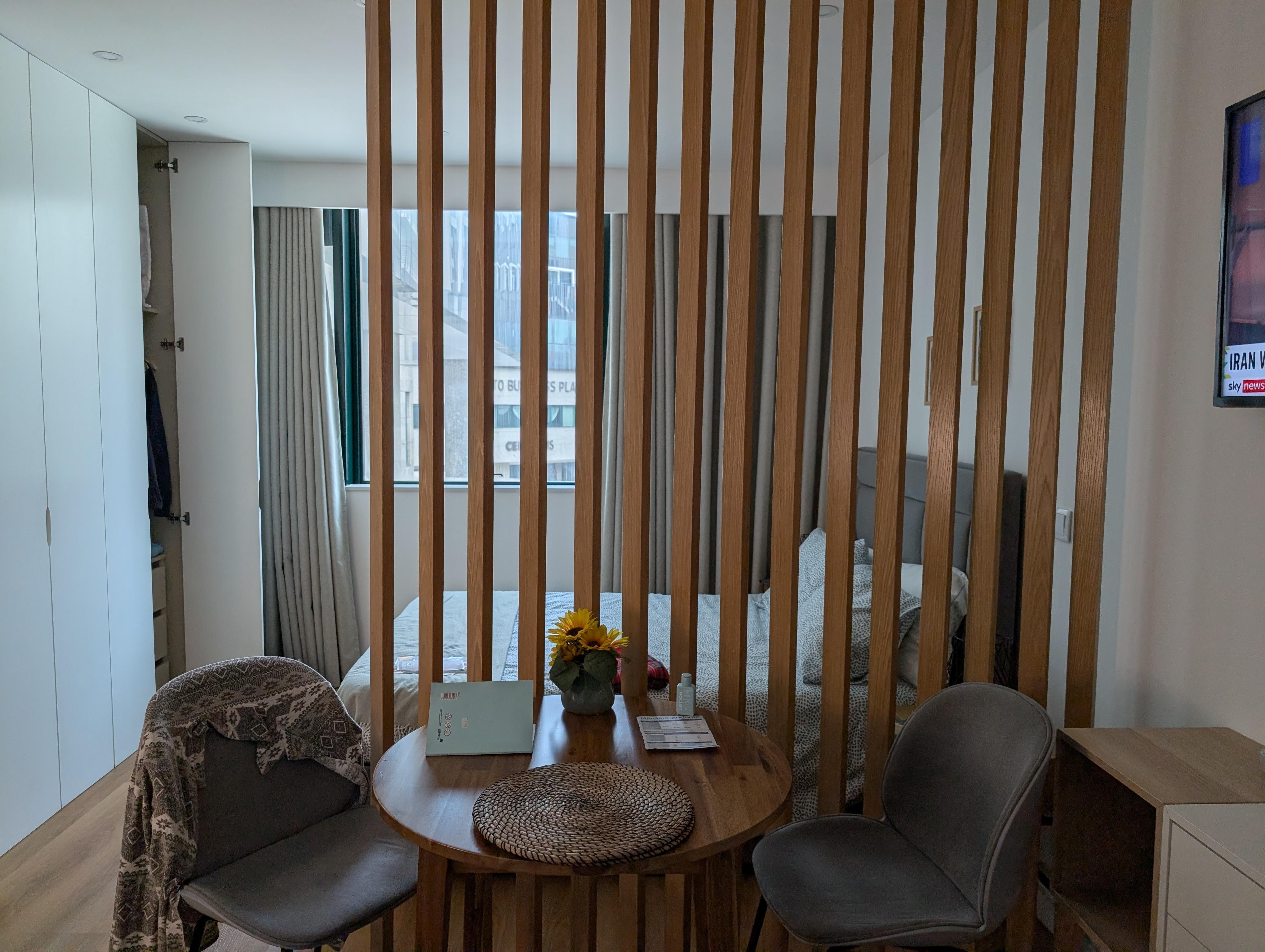 A bachelor but there is a slat separator.