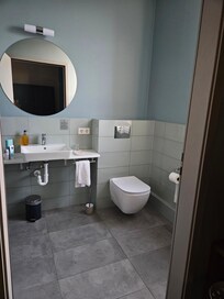 Very clean but could do with an upper window cover, but not a deal breaker.