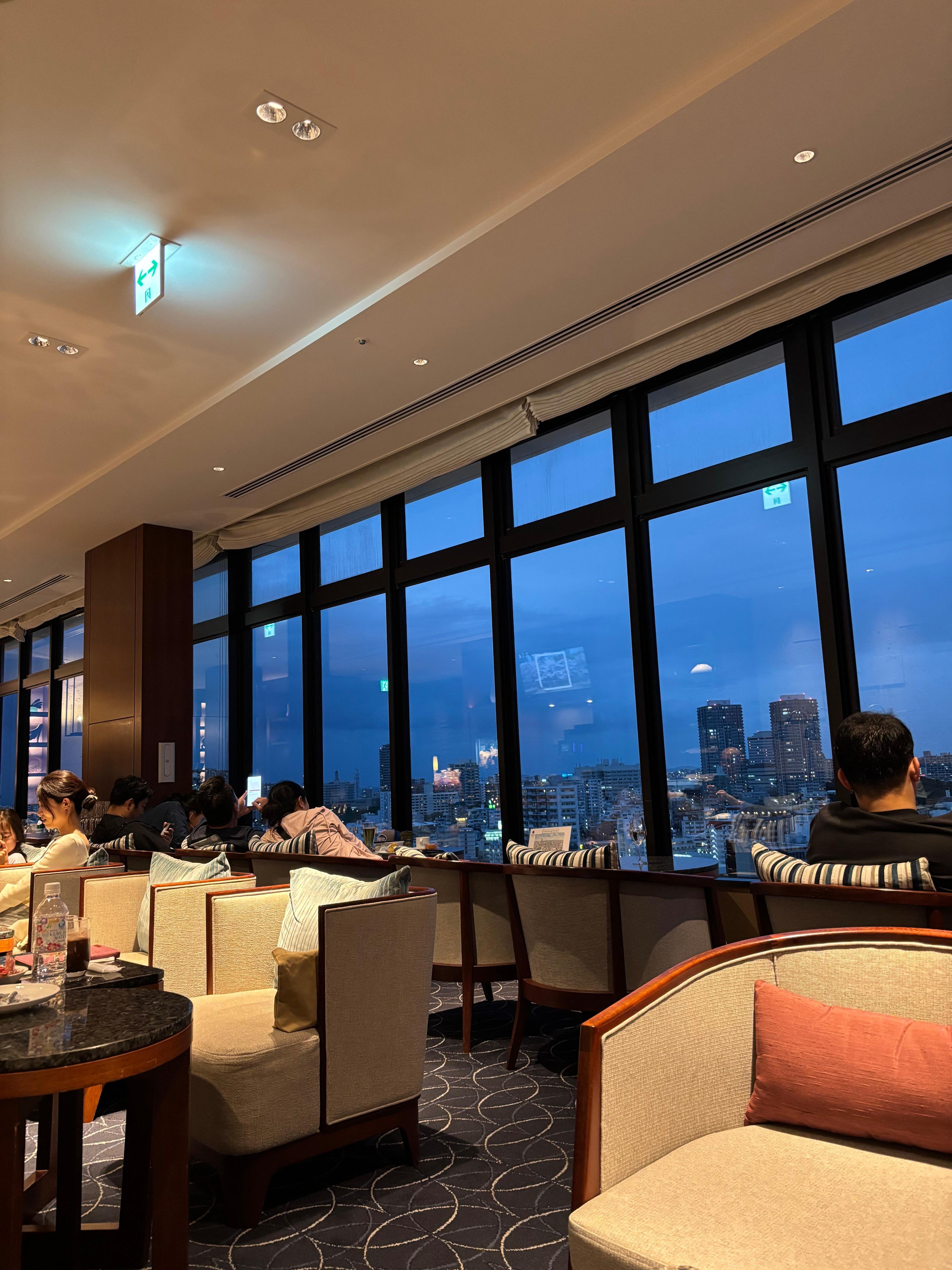 夜のラウンジ