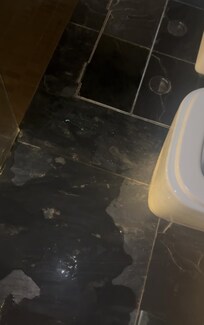 the shower in the second bathroom overflows after short use and then the water flows into the bedroom, so also not usable. I came in Winter and had to go to a friends apartment to shower
