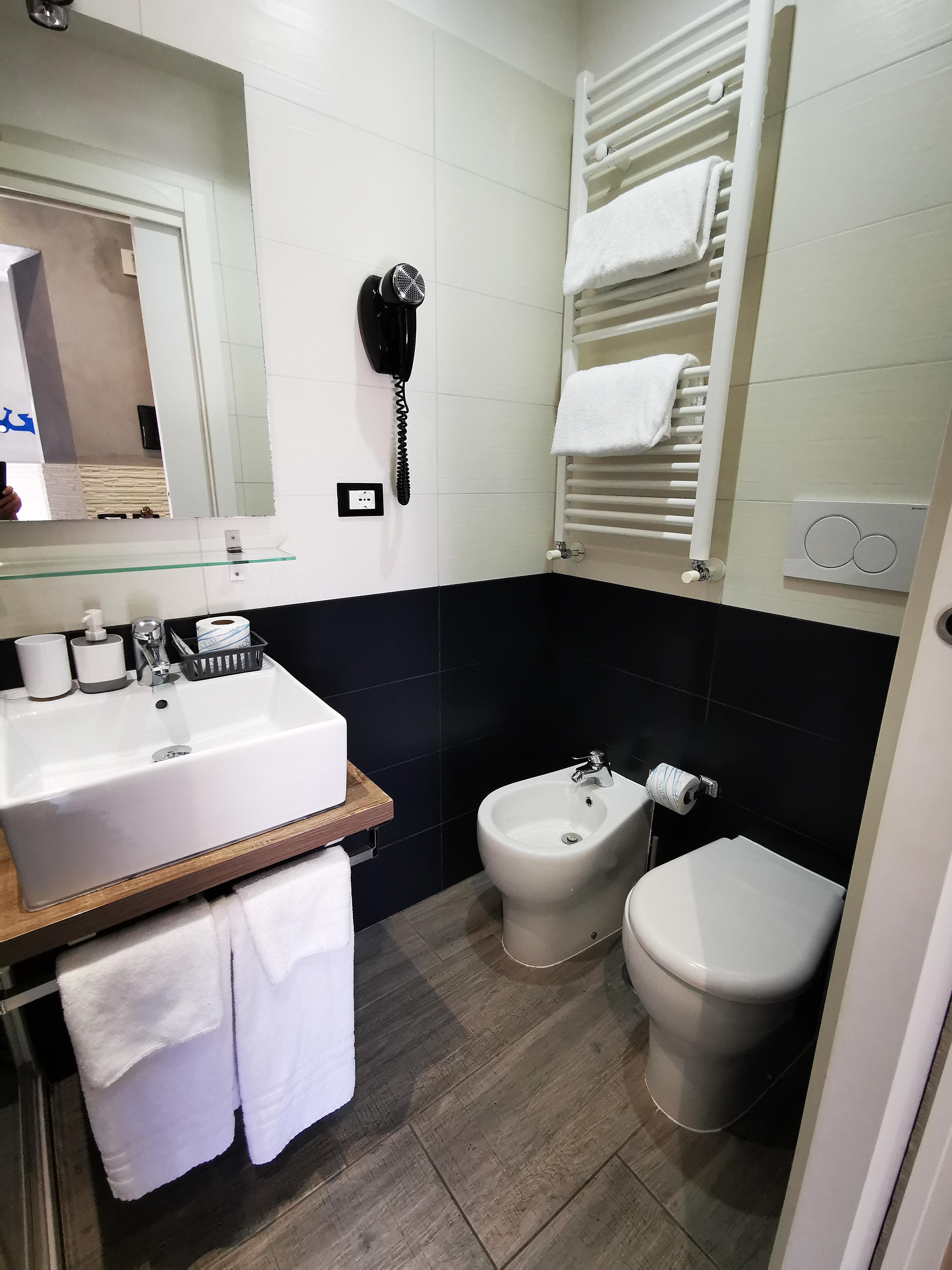 Waschbecken und Toilette 