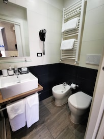 Waschbecken und Toilette