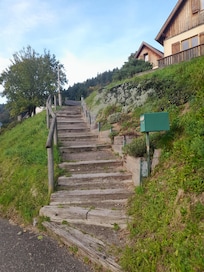 Weg hoch zum Ferienhaus.