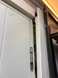 ドアが歪んでるので鍵を閉めるのも開けるのもたいへん