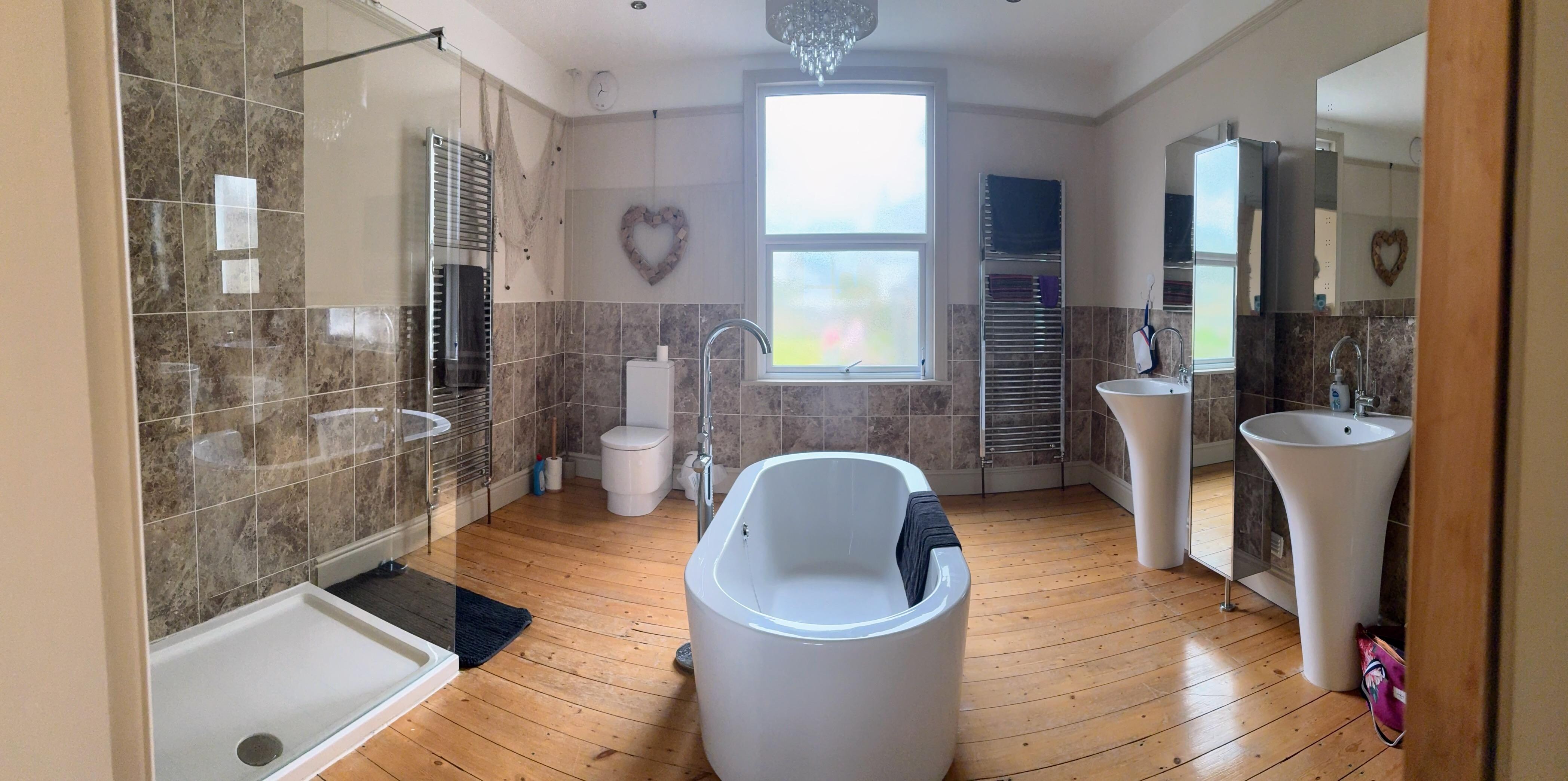 The excellent en-suite  bathroom.