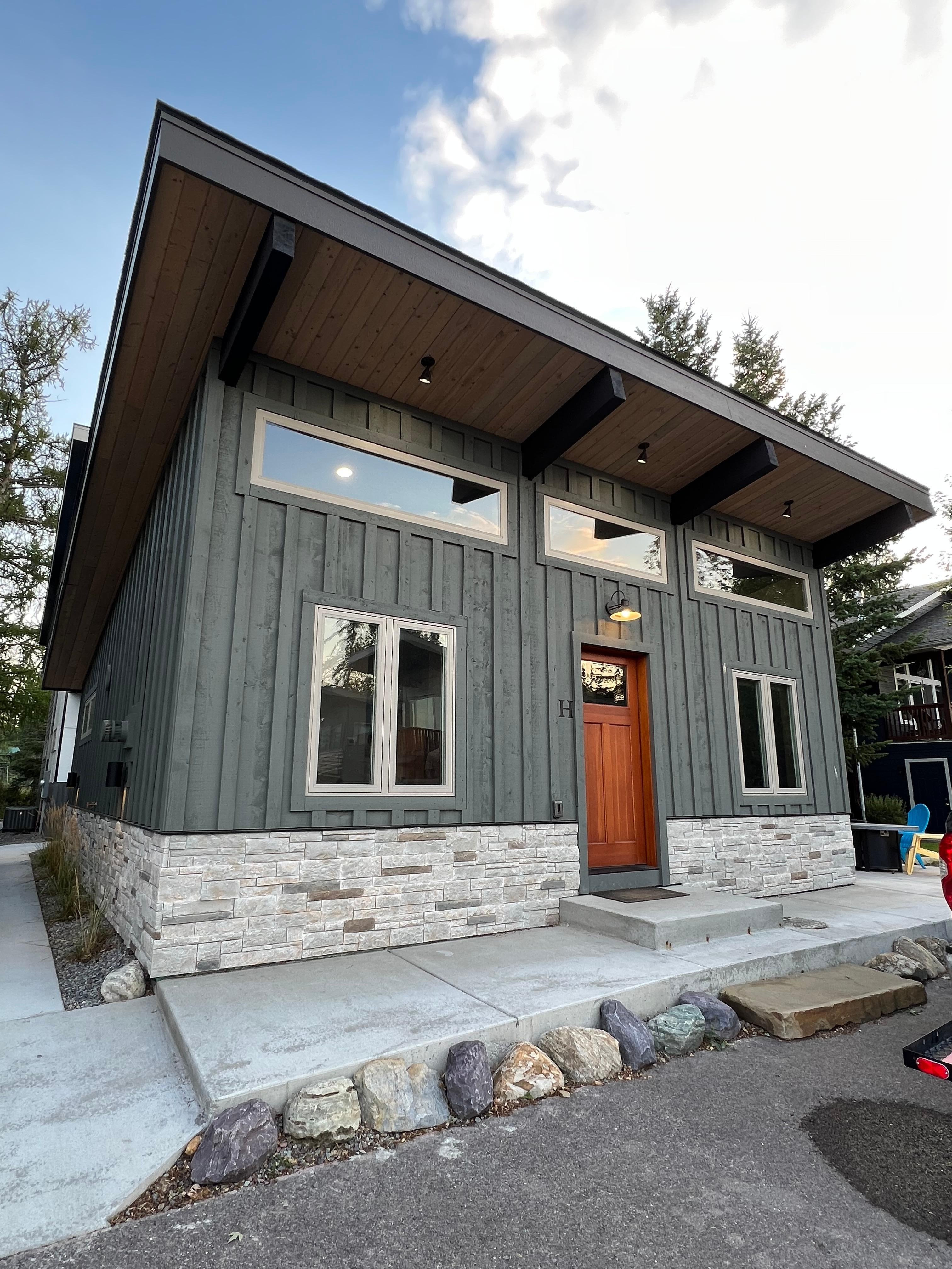 Cute cabin but you can’t tell there are others all around you. 