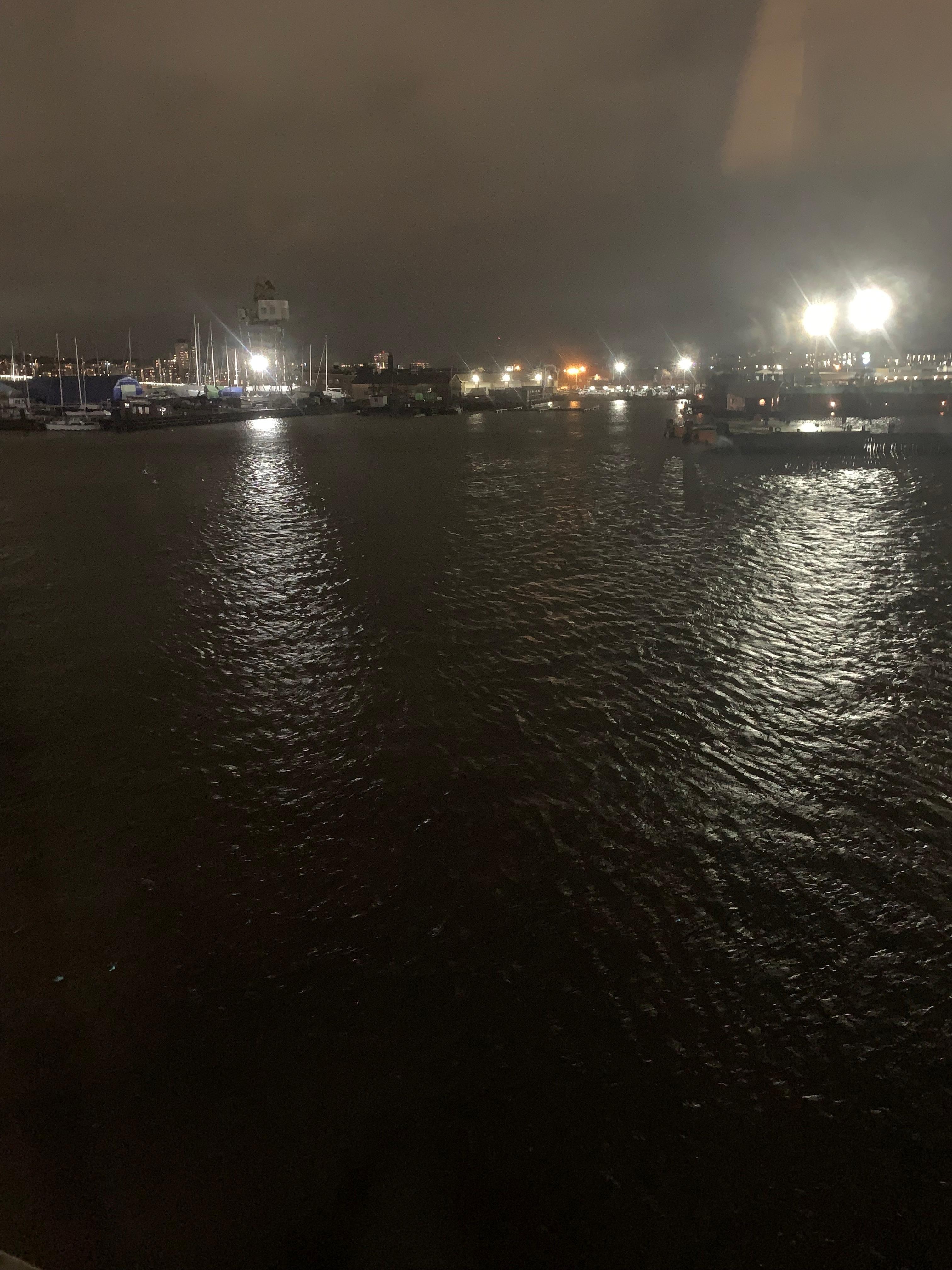 Utsikten från hotellfönstret. Jättefint med vattnet och staden utanför ❤️