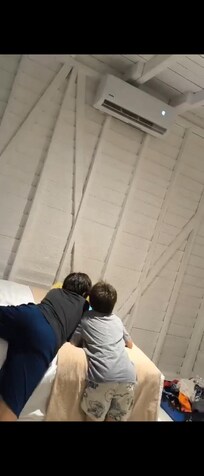 El hotel es de madera, aire acondicionado, dos camas excelentes.