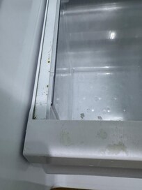 Dirty refrigerator. This was the condition when we first checked in.