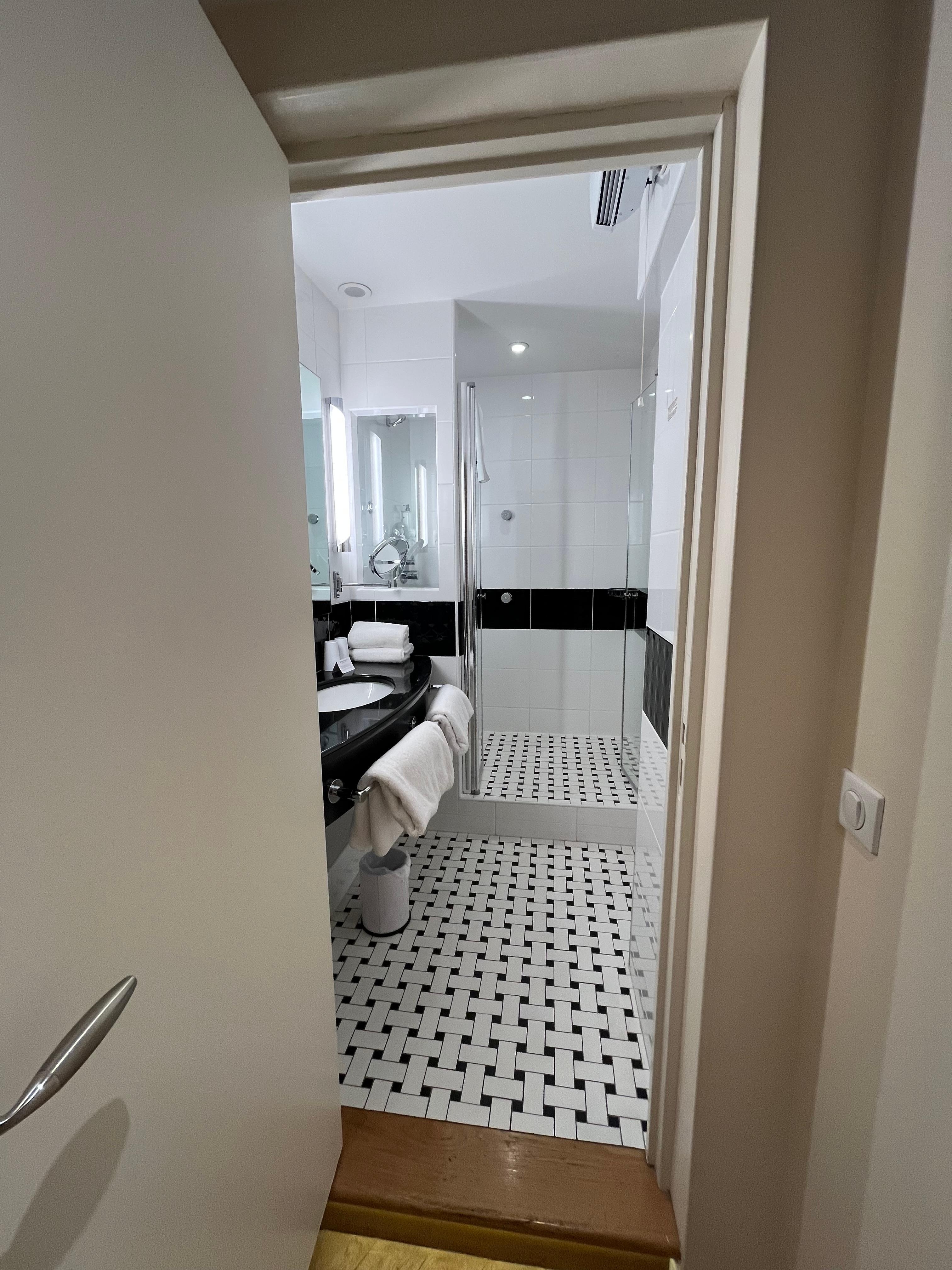 Salle d’eau originale et de très bon goût ( le mien en tous cas )