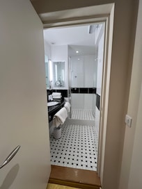 Salle d’eau originale et de très bon goût ( le mien en tous cas )