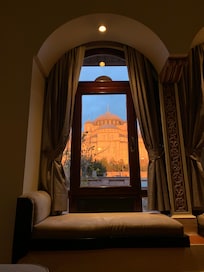 部屋からのモスクの姿(夕方)アザーンもよく聞こえて幻想的な雰囲気に浸れます。