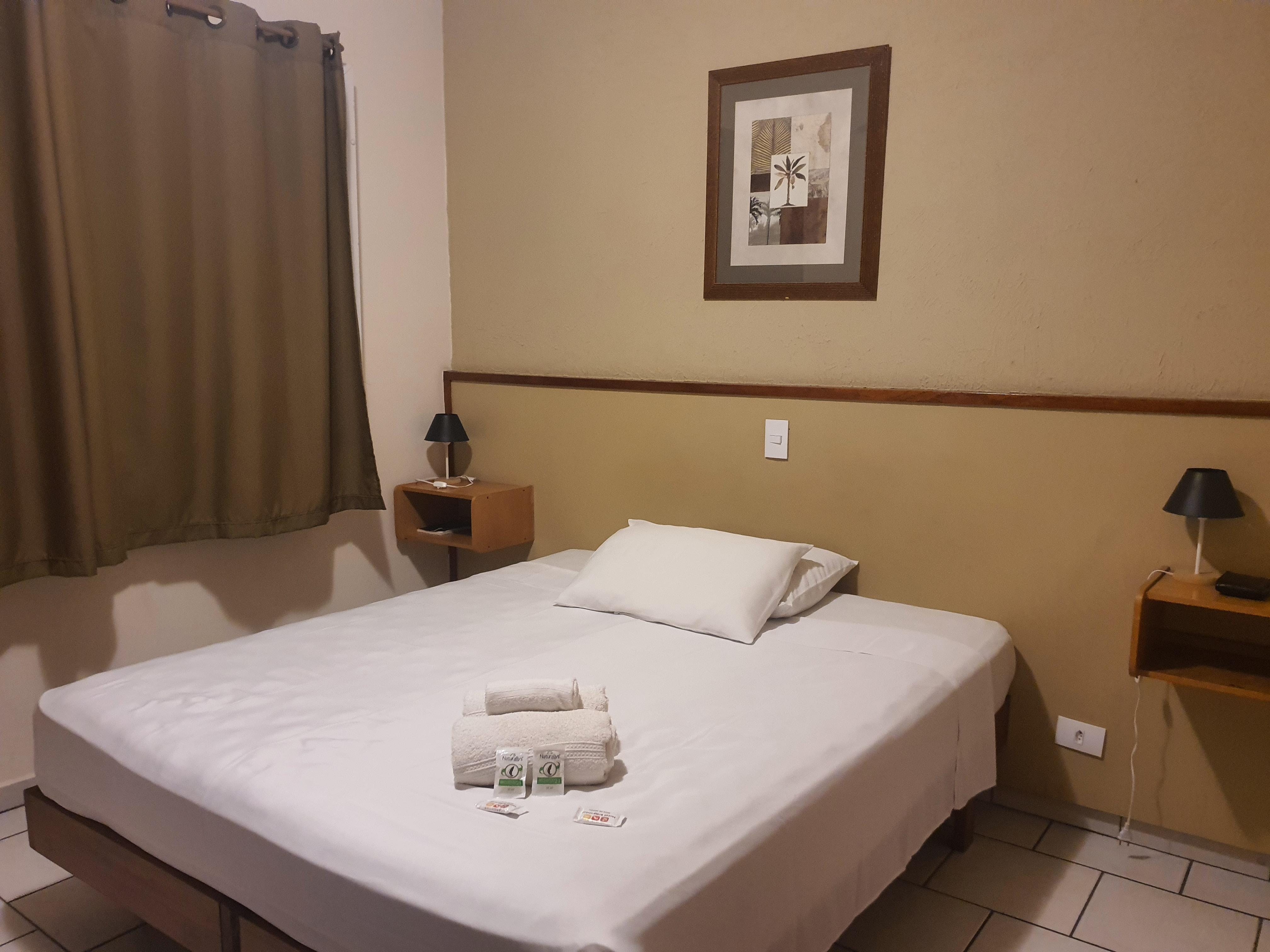 quarto duplo para uso individual, frigo e ar-condicionado