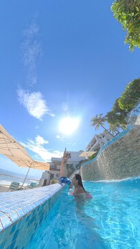 Area de la piscina tiene una vista excelentes