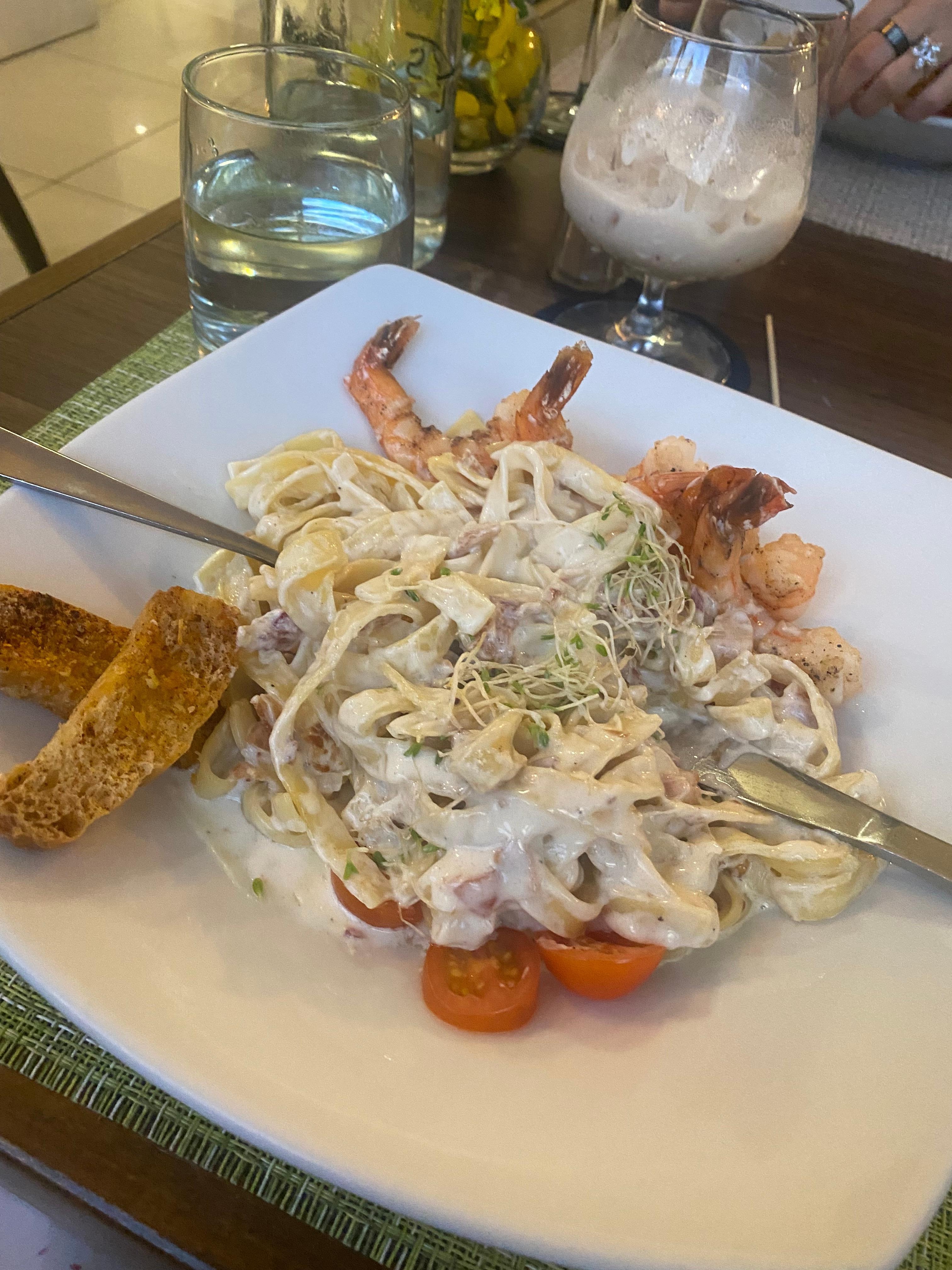 And fettuccine Carbonara con camarones, mucho que me gustó