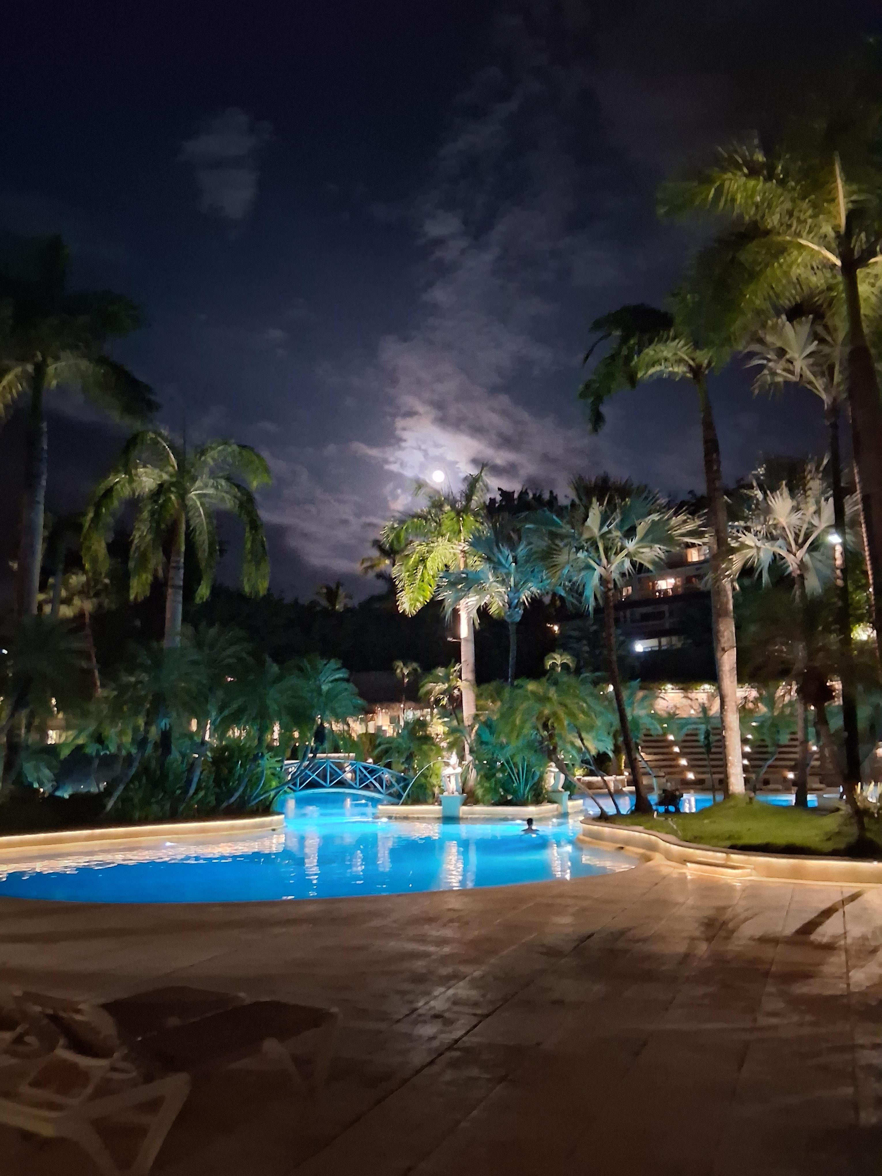 Family pool with swim up bar.