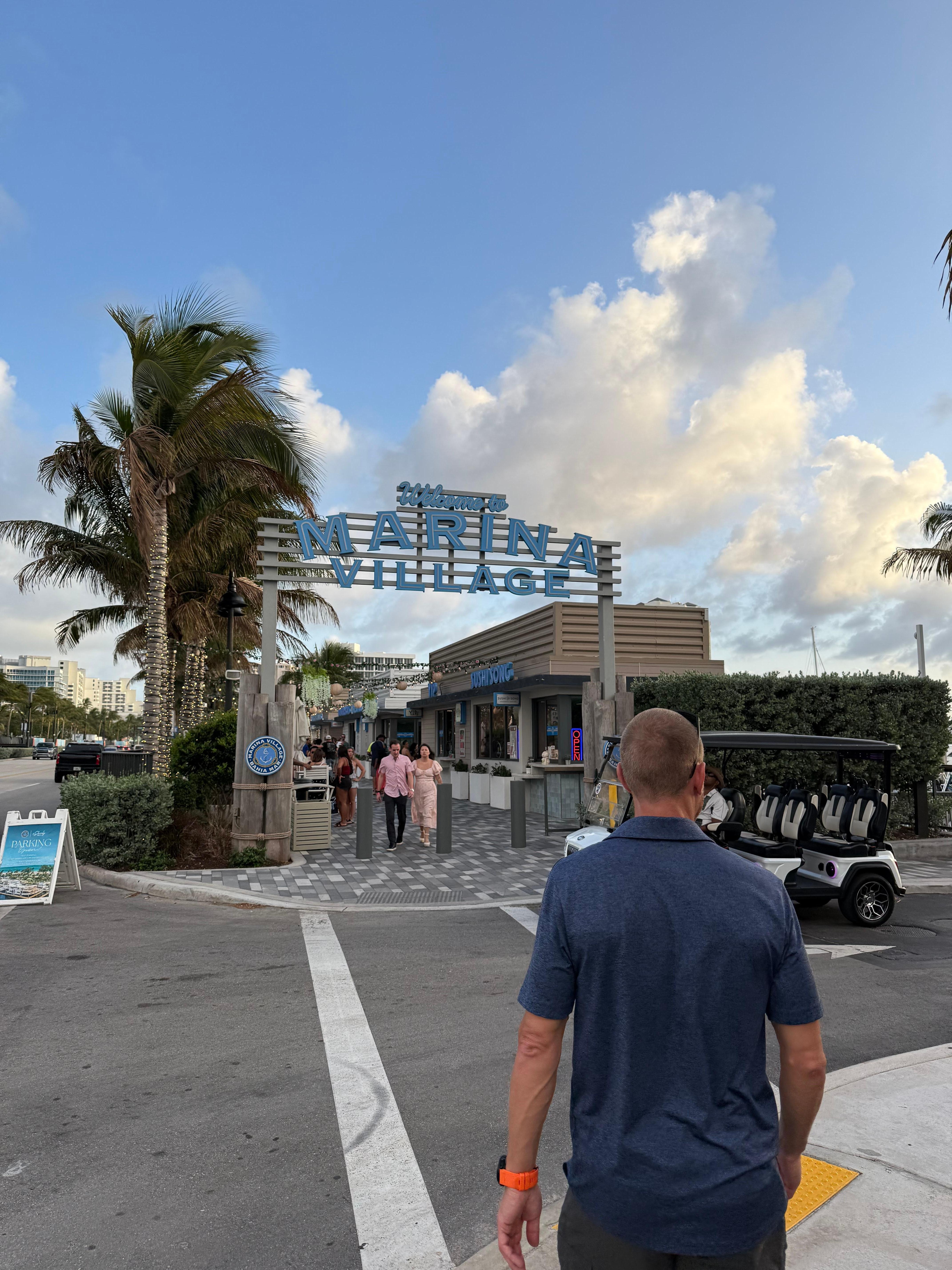 Boardwalk med små boder med lækker mad, drinks mv