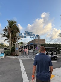 Boardwalk med små boder med lækker mad, drinks mv