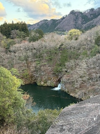お部屋からの眺め
小さな滝が見える
