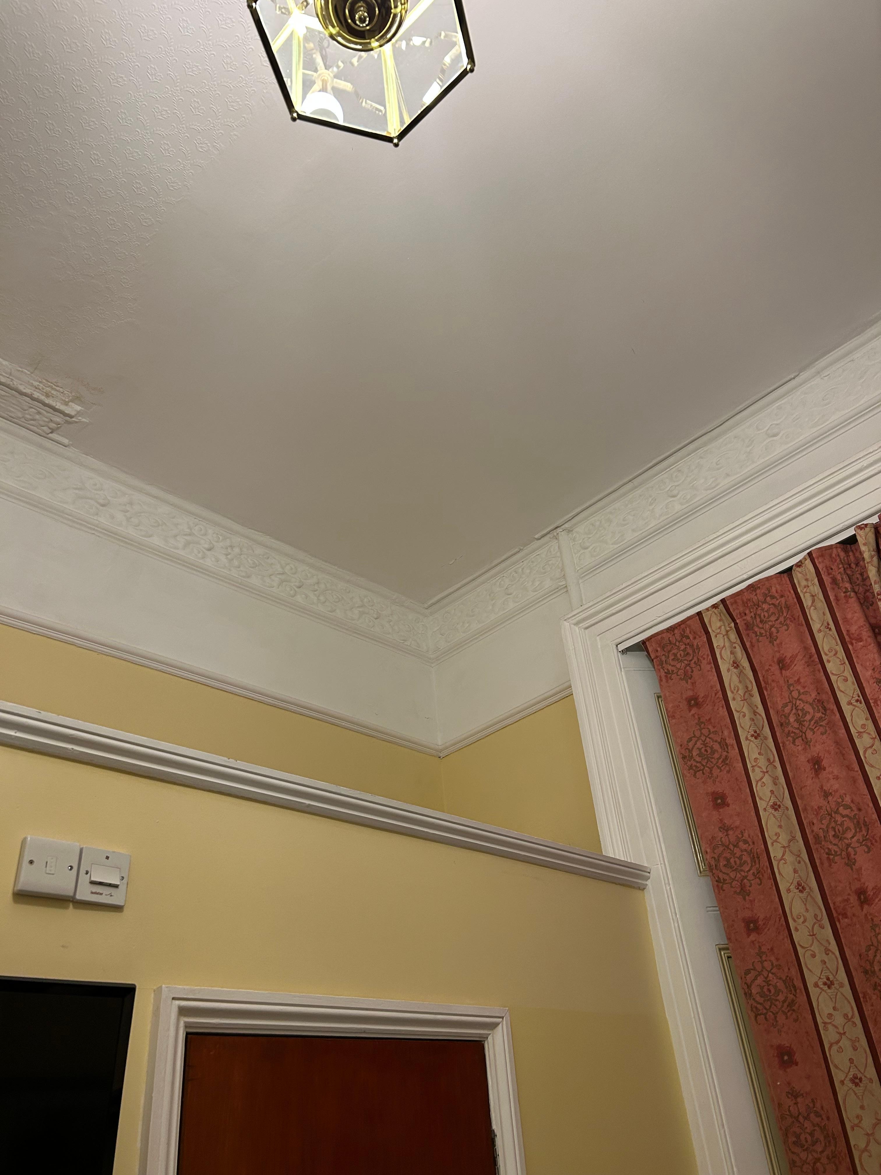 O lustre rangia, medo que caísse sobre nós 