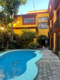 Piscine agréable au centre de l'hôtel .