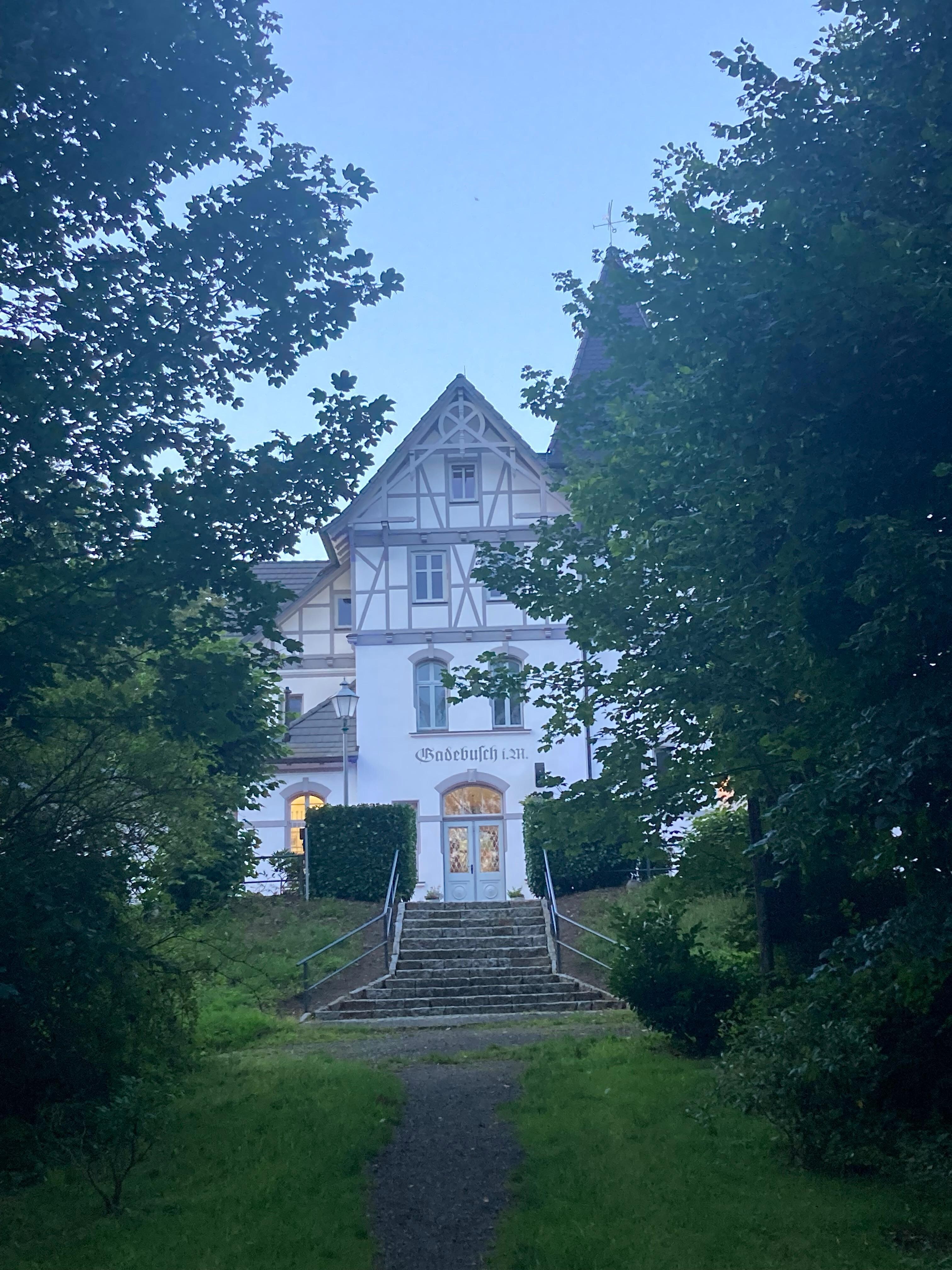 Den fina järnvägsstationen på gångavstånd från hotellet