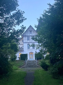 Den fina järnvägsstationen på gångavstånd från hotellet