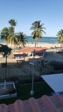 Vendors on the beach sell beverages & food.
