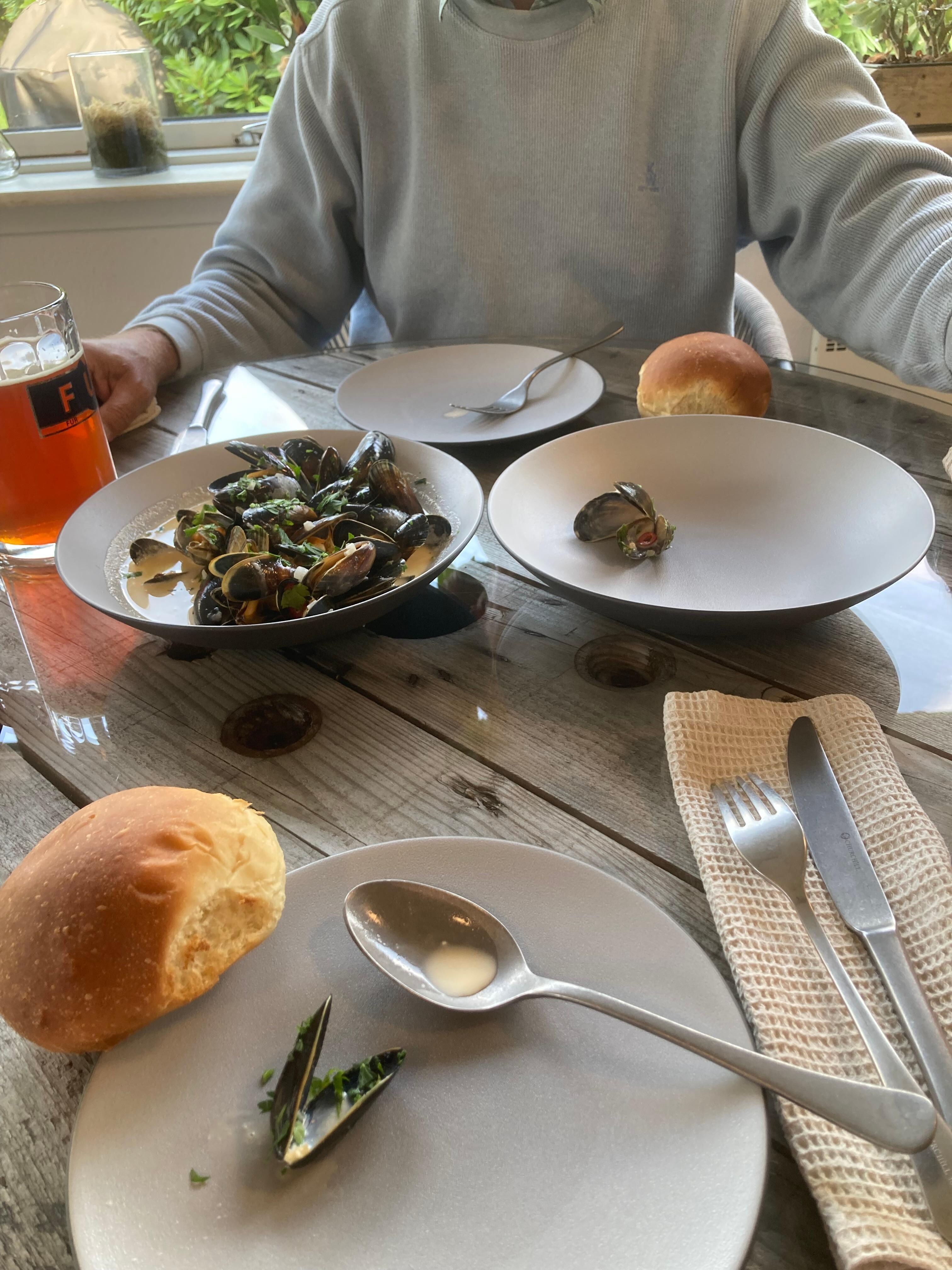 Moules frites i hvidvin, fløde, løg og chilli