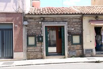 WohnungseingangstĂŒr mit kleinem Fenster