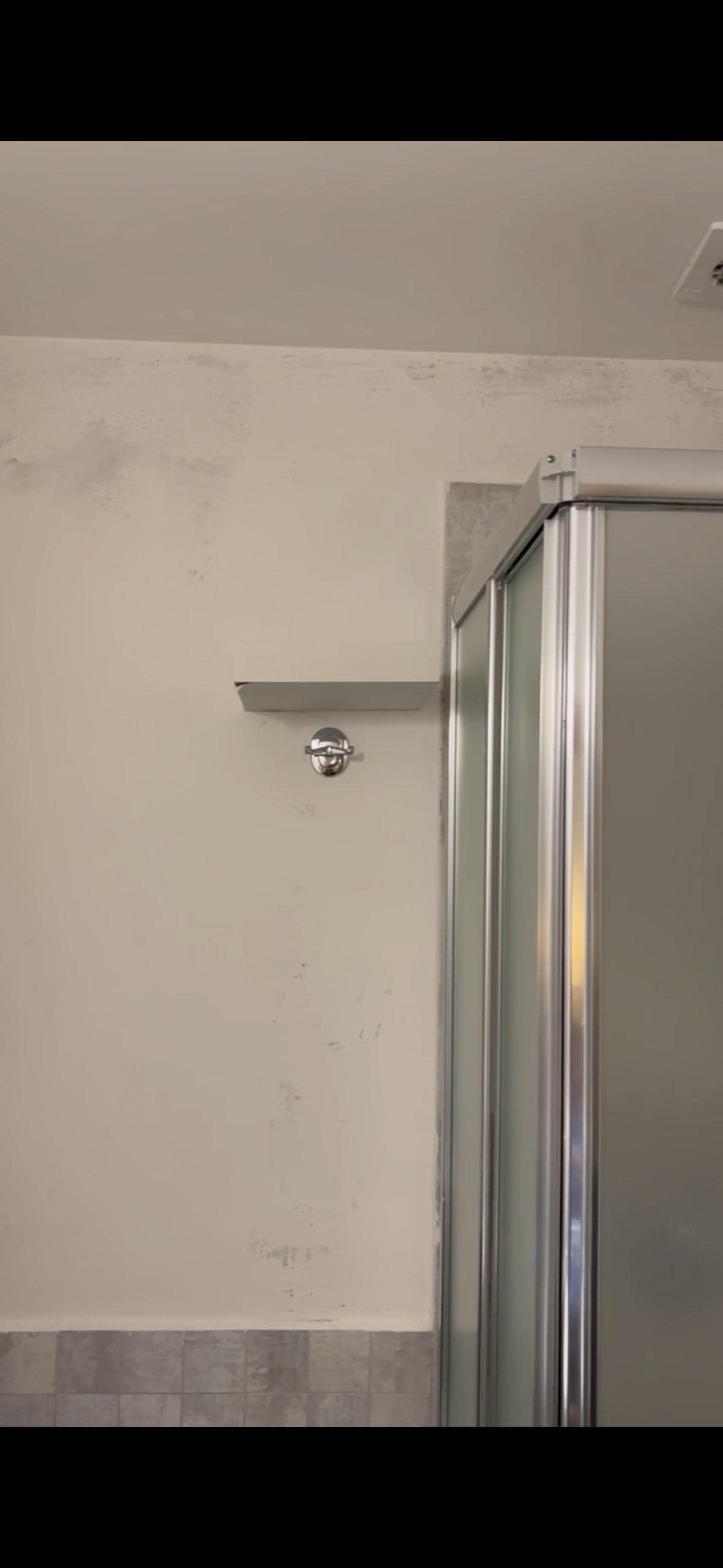 Mold on the walls of the bathroom.