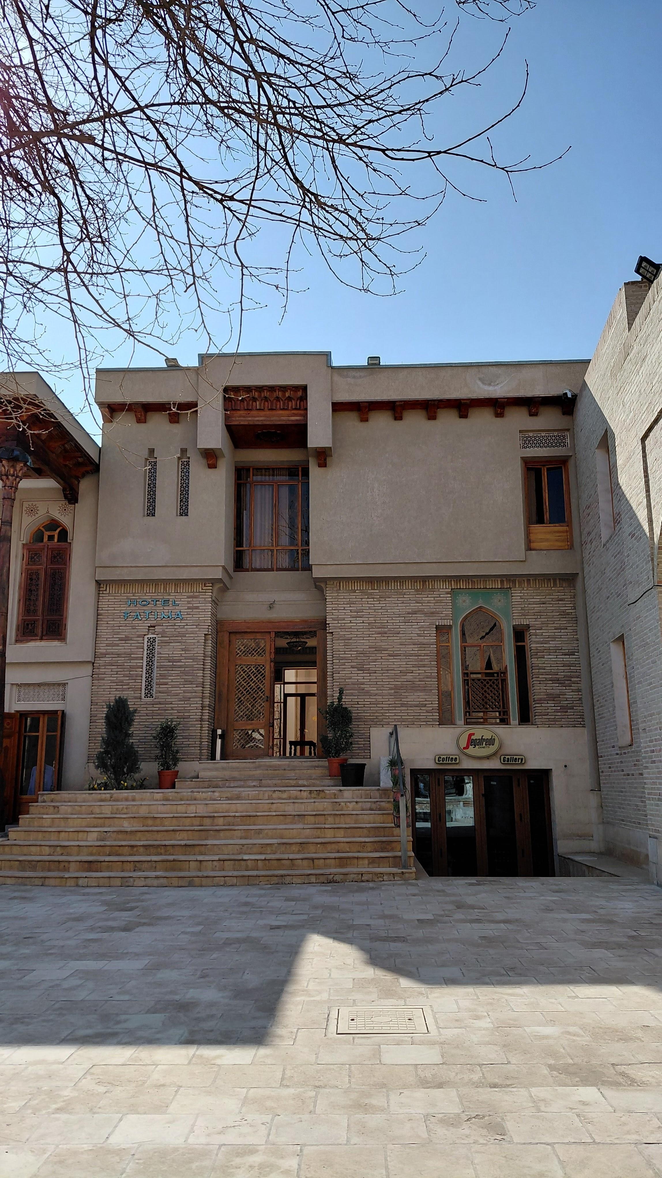 土産物屋やカフェ、ブティックホテルが並ぶ居心地のいい広場に面したホテルです