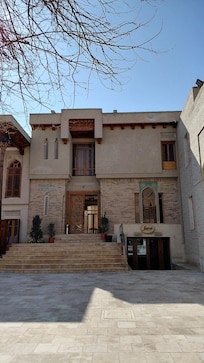 土産物屋やカフェ、ブティックホテルが並ぶ居心地のいい広場に面したホテルです