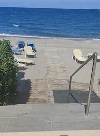 Direct steps to the beach