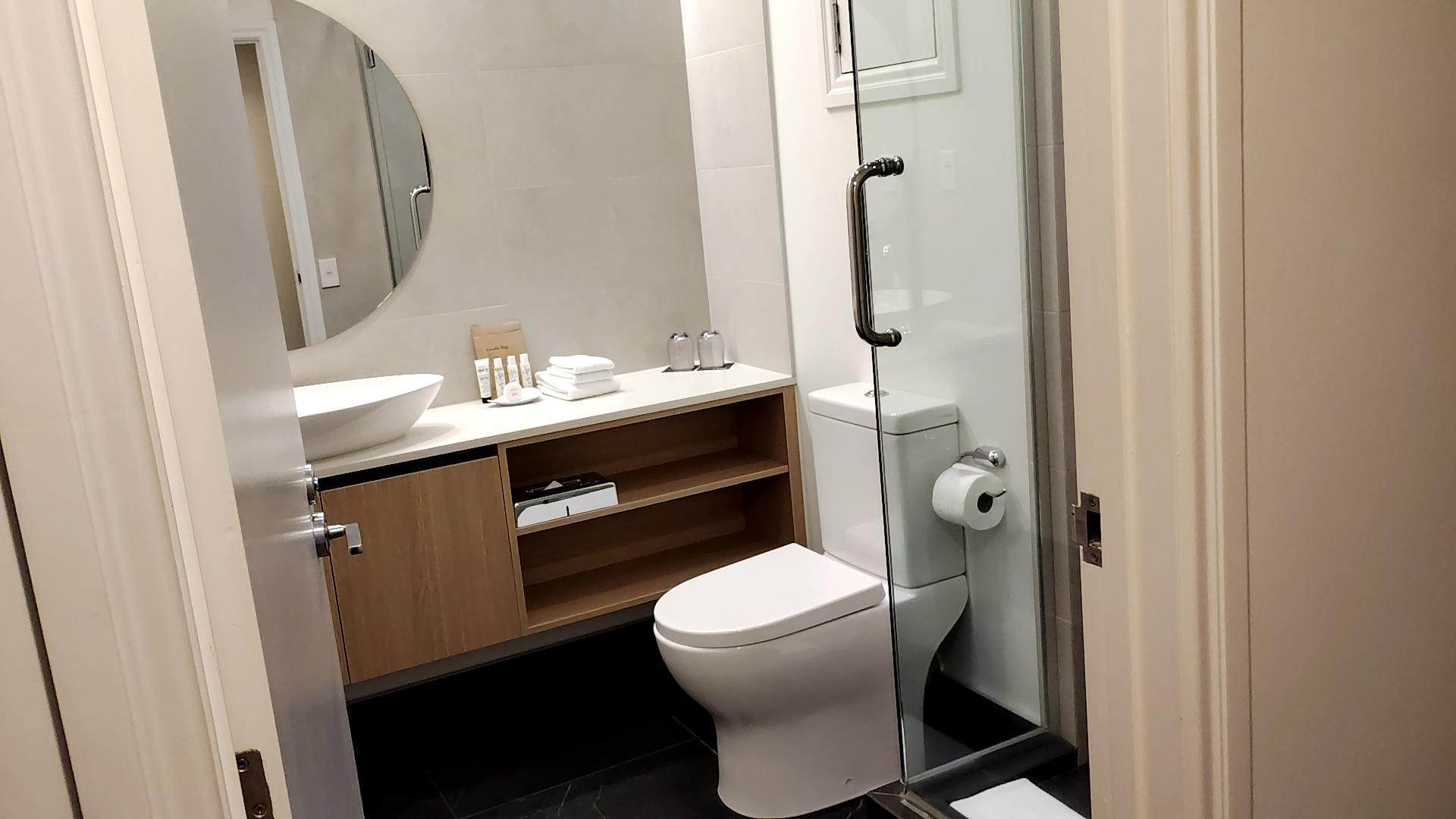 ドライヤーやアメニティグッズ(シャンプー、リンス、ボディシャンプー、ボディバーム、フェイスソープ)も充実していました。とてもいい香りでした。