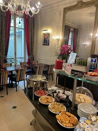 Full breakfast and just as satisfying snacks/refreshments in the afternoon.
