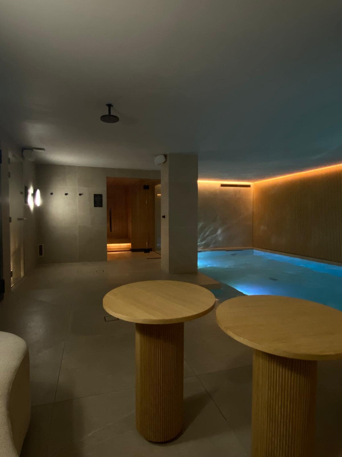 De zwembad en sauna mogen gebruik maken van 45min met reserveren in een kleine groep. Op die dag waren we 6mensen aanwezig
