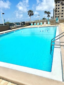 Very nice clean pool