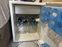 O apartamento tem um pequeno frigobar, e dispõe de ar condicionado e ventilador de teto. A TV só pegava 4 canais (não sei se era a configuração)