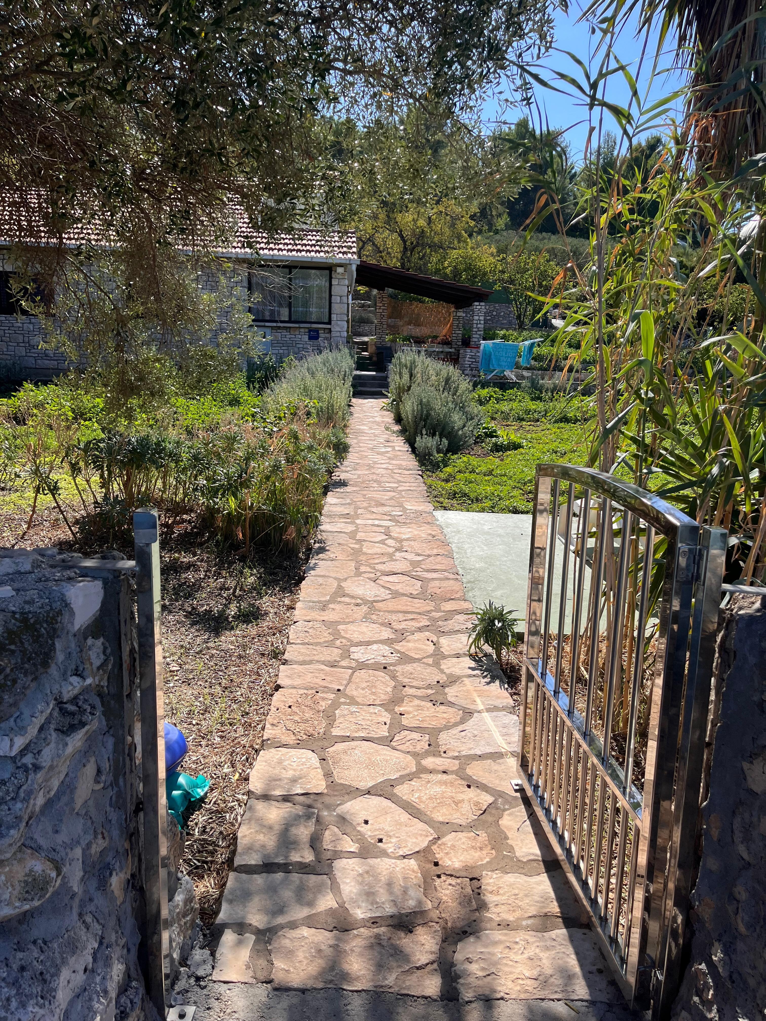 Weg zum Haus .
Davor direkt das Meer!!!!