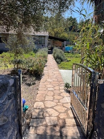 Weg zum Haus .
Davor direkt das Meer!!!!